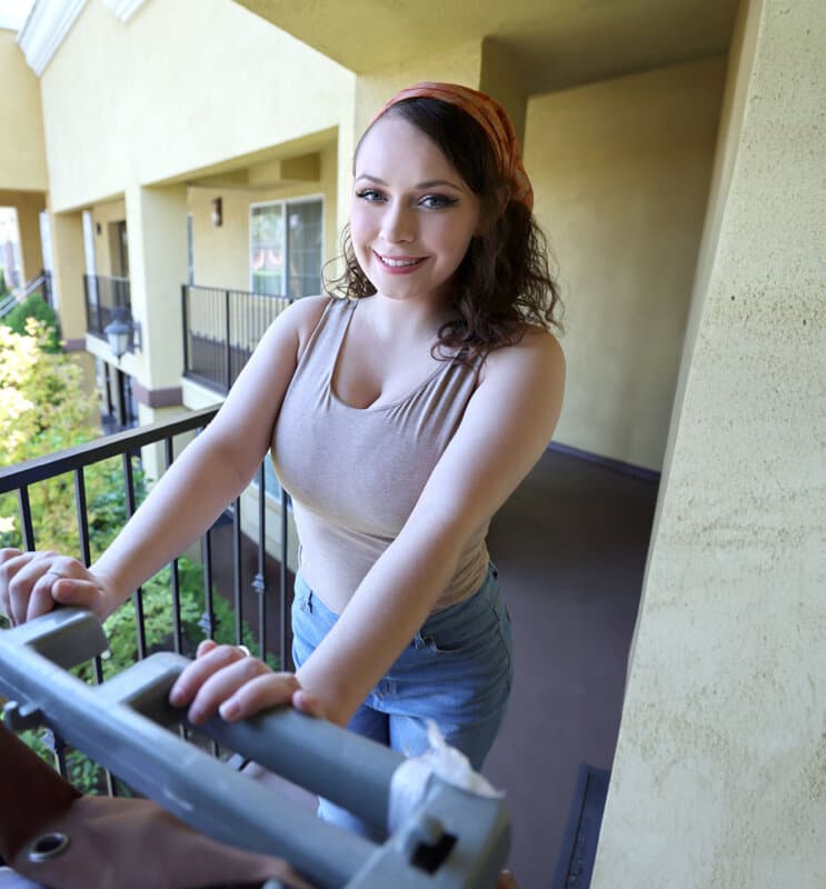 ロス滞在中の巨乳ハウスキーパーにチップ多く払ったらセックスまでしちゃった！エヴァ（30）