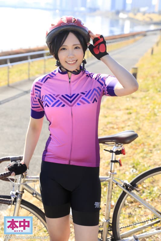 新人 よく見ると可愛い！ ロードバイク乗り女子大生がぴちぴちサイクルジャージを脱いで中出しAVデビュー 角名つむぎ
