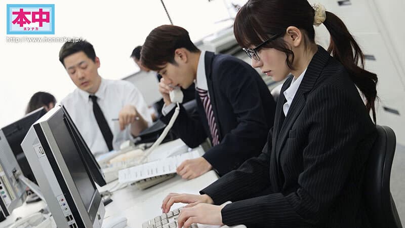 地味で物静かなOLの裏顔 退勤後に誰もが振り向く夜の蝶に変身し、所かまわず男を食い漁っていることを同僚たちはまだ知らない。 ギラパコBITCH メタモルフォーゼ中出し性交 五日市芽依