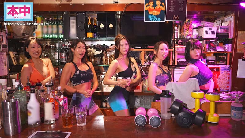 マッスルガールズバーの腹筋バリキレお姉さん達に営業中こっそり逆ナンされて性欲むんむんケツ加圧逆鬼ピストンで何度も射精させられる卑猥なアフター中出し