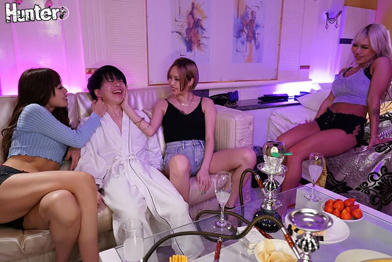 巨乳スレンダーギャルをおっさんから守ったら、お礼にと手を引かれて連れてこられたのはラブホ。男を虜にするハーレム小悪魔ギャル宮城。 有星あおり 柚木ひなた 瀬那ルミナ