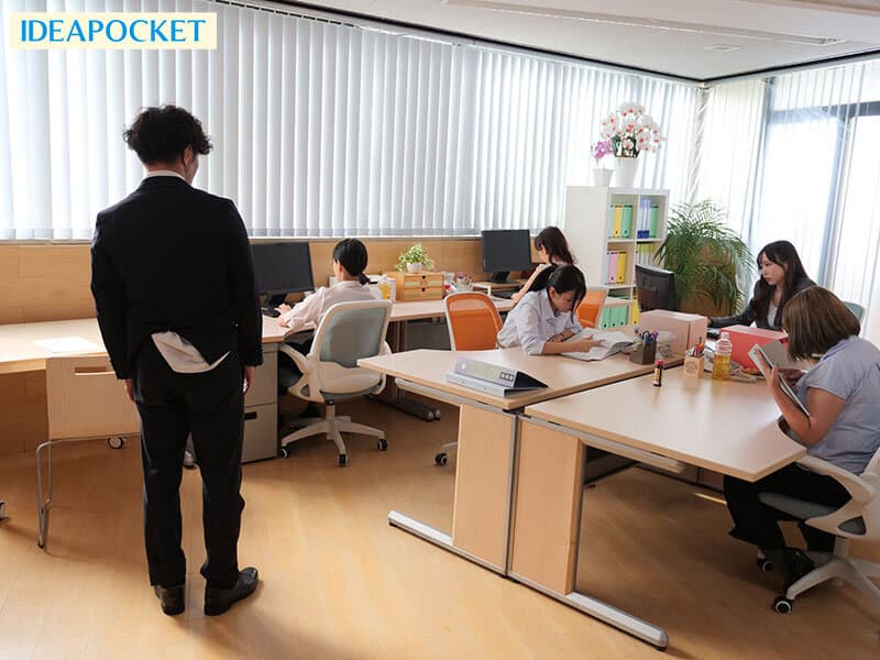 女上司の号令で全員にイジメられ過ぎて挿入しても何しても…無視して頂ける僕。 夕雛エミリ 杏ここ