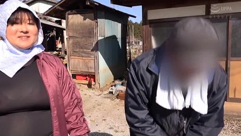 夫に嘘をついてこっそり他人棒に中出しをねだる豊満田舎妻