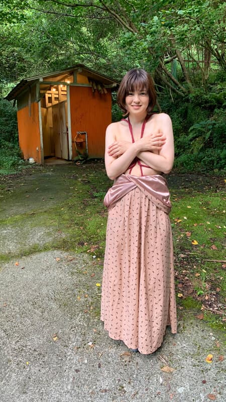 野外で発情する、どすけべ人妻