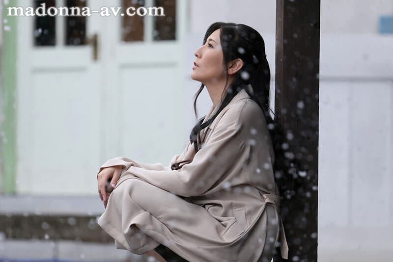 この雪降る寒空の下―。露出狂の人妻を見かねて家に招き入れてしまった。 椎名ゆな