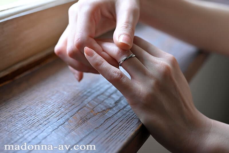 奥ゆかしい、その美しさを、より深く―。 新人 美貌と品格を併せ持つ人妻 森かおり 37歳 AV DEBUT