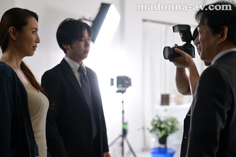 ヌードモデルNTR 上司と羞恥に溺れた妻の衝撃的浮気映像 南波明花