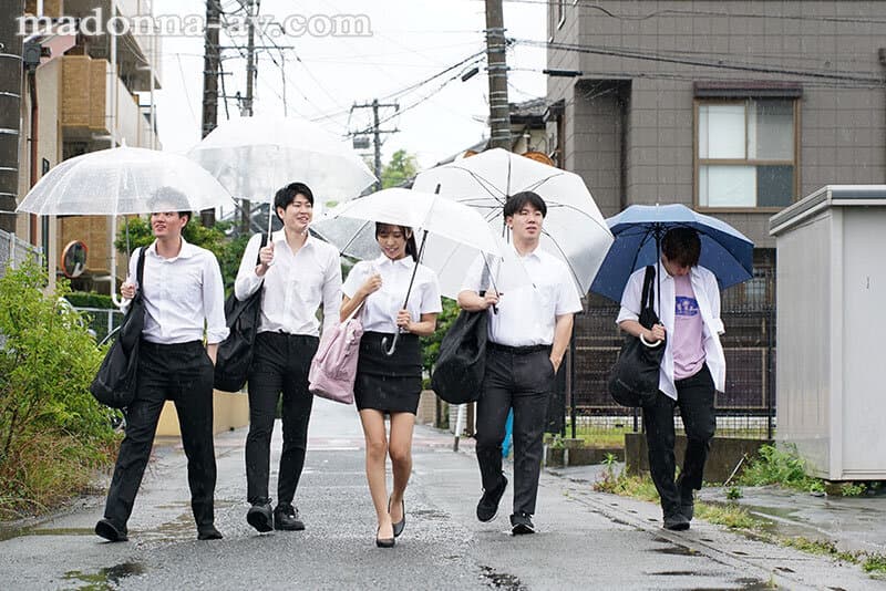 競泳水着から零れ落ちる豊満Jカップ 水泳部顧問、教え子に廻された輪●合宿 上羽絢