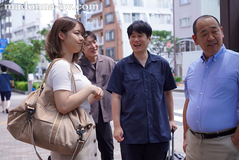 中途の人妻社員が肉便器と化すまで、部署全員で輪●し続ける温泉旅行。 高梨真緒