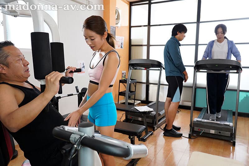 中年男の精液を根こそぎ奪う褐色美尻スポーツインストラクターの人妻。 宮下華奈