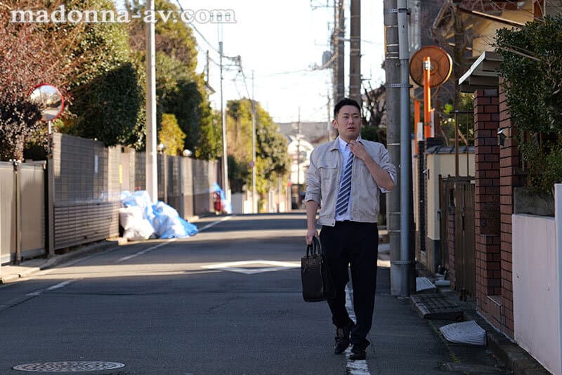 汗ほとばしる人妻の圧倒的な腰振りで、僕は一度も腰を動かさずに中出ししてしまった。 宮下華奈