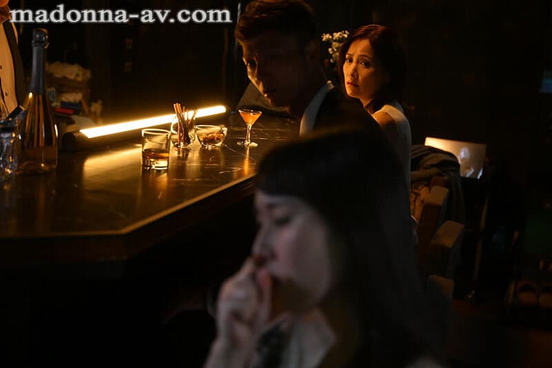 ハプニングバー人妻NTR 「あなたのためよ…」と言っていた妻がいつしか群がる男たちに夢中になっていた。 古東まりこ 野上しおり