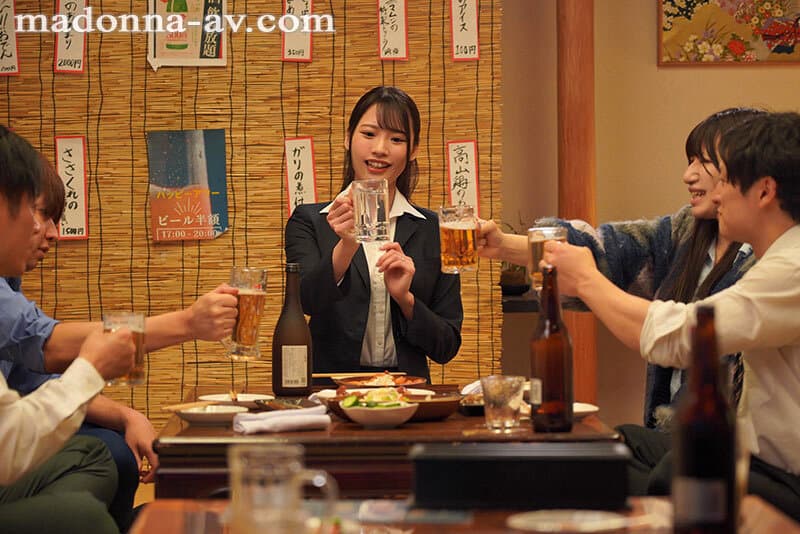 ベッドずり落ち性交。 悪のりサラリーマンにまわされた‘エビ反り’女子社員 月野江すい