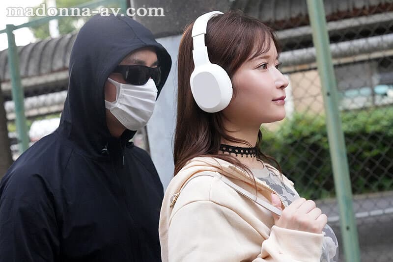 無防備すぎるノイキャン巨乳人妻 無音のまま背後30cmに迫る絶倫ストーカー 桃園怜奈