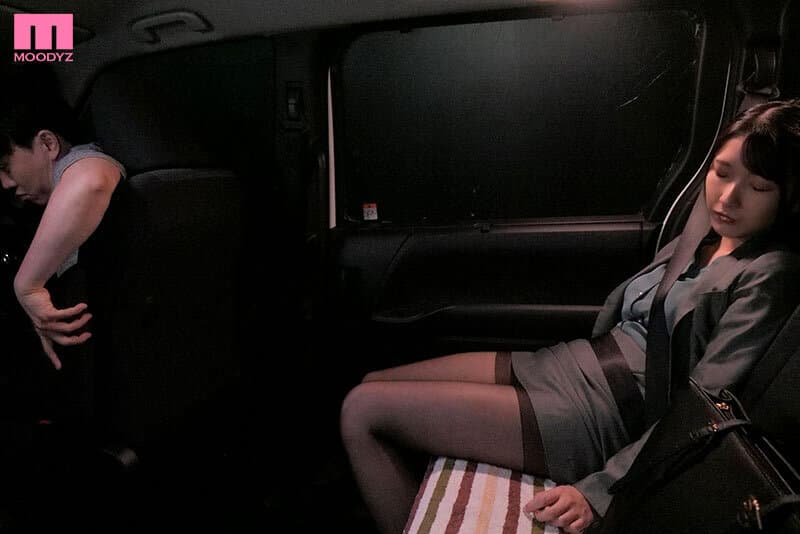 個人タクシーNTR 飲み帰りに泥●した彼女を乗せた車はホテル街へと消えていきました…。 宮西ひかる