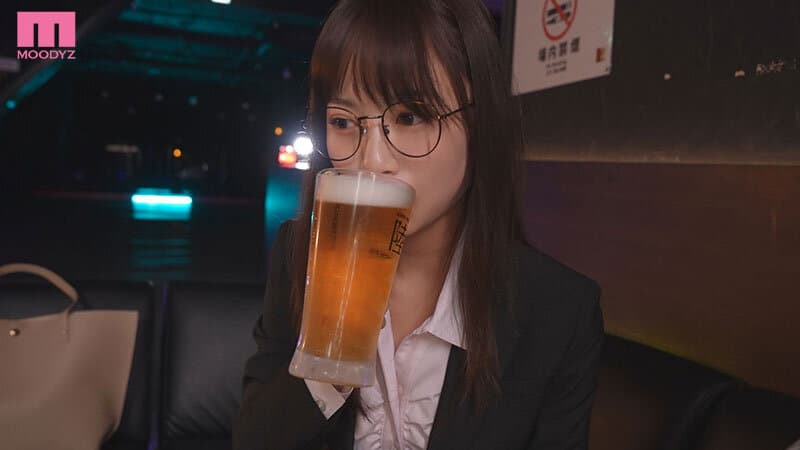 いつも地味メガネ女上司を酔わせたら…囁き誘惑キス魔になって何度も何度も勃起に持ち込まれ飲めば飲むほど無限中出し！！ 天宮花南