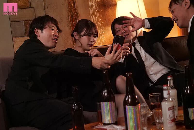 法事同窓会NTR ヤンチャな過去を持つ妻が6年ぶりに仲間の法事で地元に帰った 再会した地元のゲス友たちに酔わされて昔のヤリマンに戻った妻の寝取られ中出し映像 葵いぶき