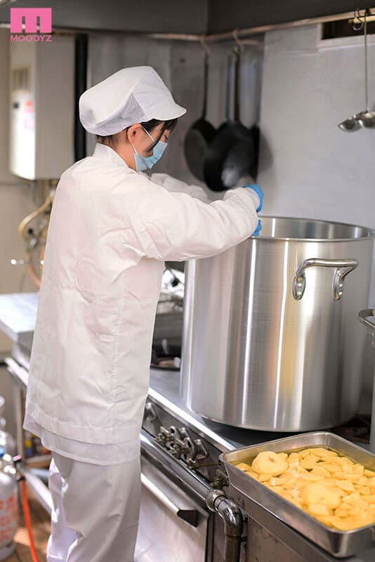 月～金まで毎日子どもの健康を支える地味な給食調理士がチ●ポハメられ即イキ！！お漏らしアクメしちゃいました！！ 脱いだら実はキレイでシコい体の隠れ美巨乳ちゃん。気持ちよすぎて絶頂しまくりAVデビュー なつめちゃん（21） 碓氷なつめ