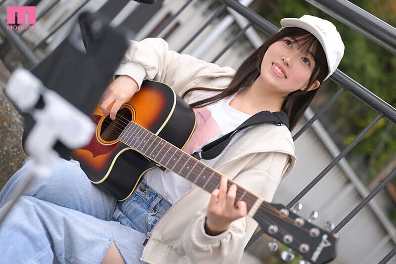 歌手を夢見る上京ボンビー少女が高額バイトに釣られてこっそりAV出演！！経験人数1人 反応もカラダもうぶな合法ロリっ娘が恥じらいアクメデビュー 白宮萌（22）さん