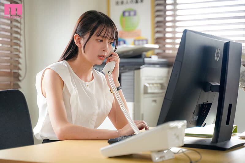 いつも強気な年下の女上司は激ピスされたがりのドMマ●コでした。 お酒に弱い女上司を介抱してベッドに寝かせたあと、無防備な腋チラとパンチラに欲情して襲ってしまうと、俺の絶倫チ○ポを「もっと…」と欲しがり、何度も何度もイキまくっていた― 幸村泉希