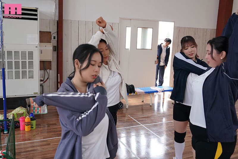 むっちり爆乳ママさんバレーハーレム 練習の息抜きと称して超デカ乳圧迫！肉感包囲！若チ●ポを喰らい中出し精搾する極むち欲求不満おばさんズ