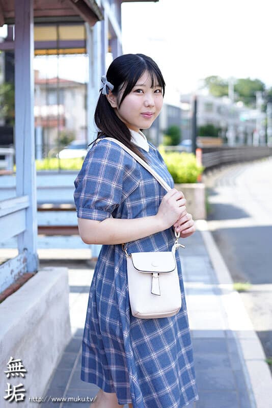 ハードプレイがしたくてAVのドアを叩いた19歳の逸材。 衝撃の初アナルセックスAVデビュー 純粋無垢な美少女が3穴で絶頂するギャップ姦。 湖高湊