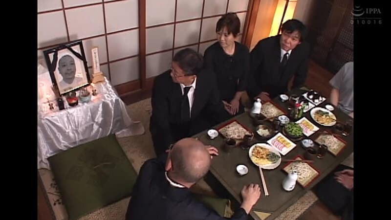 昭和猥褻エロ映画館2 息子達に中出し許す切ない祖母や母に叔母