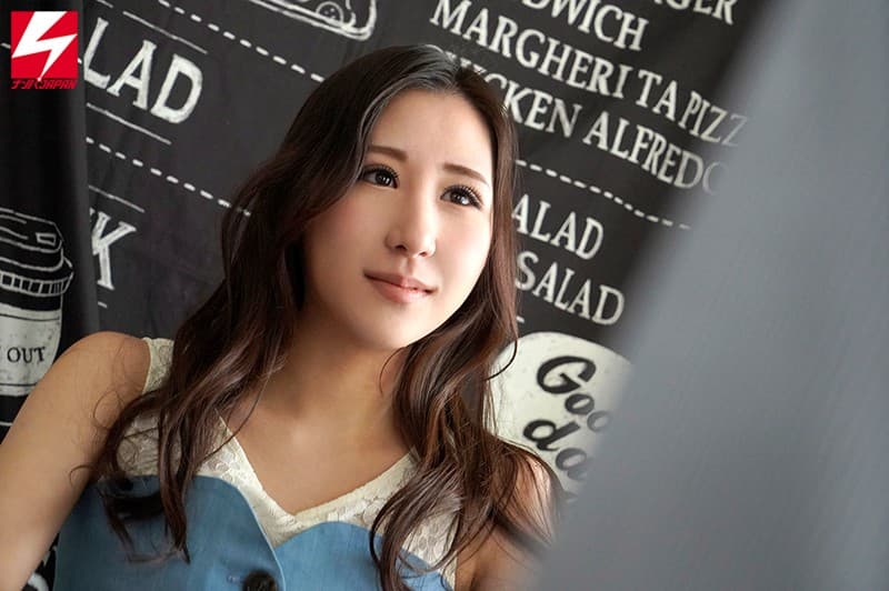 京都にある某一流企業の美人受付嬢えみさん（22歳）Mで有名な大物俳優を月一で骨抜きにしていた 真性痴女AVデビューするまでの48日間密着映像。 ナンパJAPAN EXPRESS Vol.106