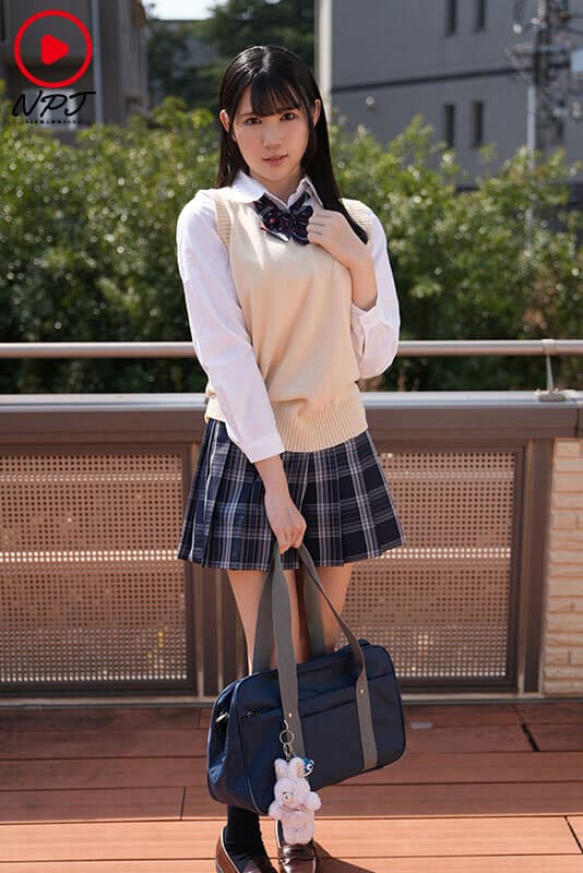 平日の学校帰りに暇そうにしているJ●に声かけ 家に連れて帰ってコスプレさせて生中ハメ撮り バイトさぼってネ●フリ見ようと誘ったら、意外と食いついてきたからファーストタッチから性欲爆発イキ窒息 高身長スリム巨乳Hカップ 普通に地味だけど、性欲モンスター