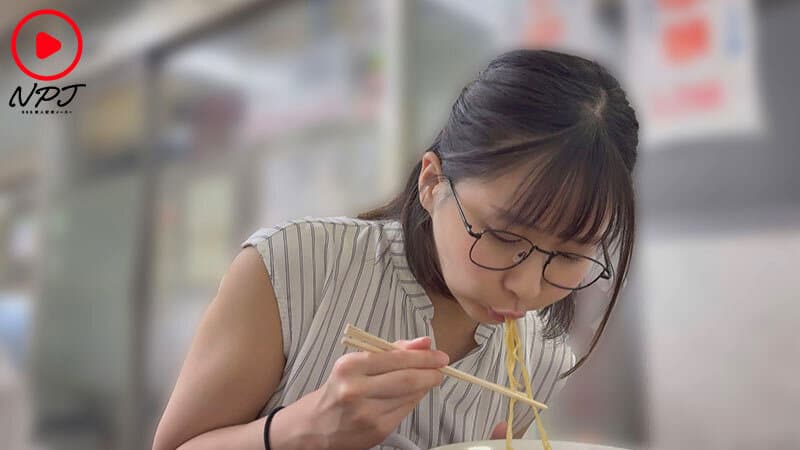 地味メガネ巨乳とマッチング 自我が性欲に喰われ朝までナカイキしながら痴女られました。