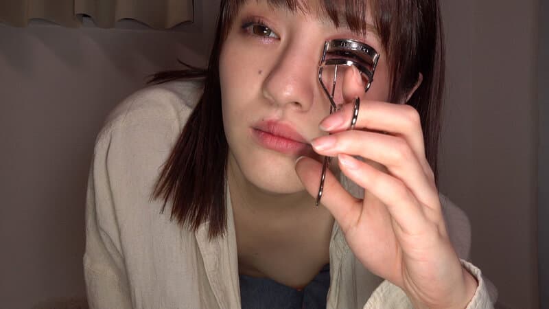 メイク動画で前屈み乳首チラする女の子たち