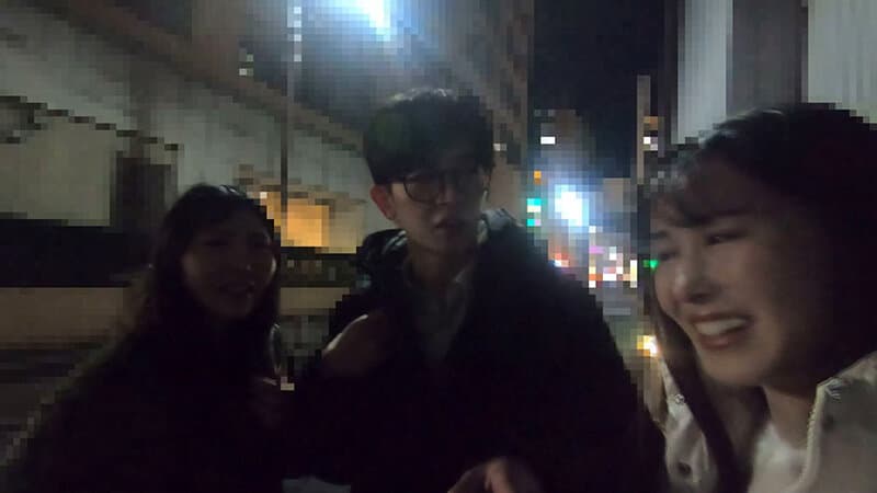 「ほら、うちらにケツ穴●されて女の子みたいにイっちゃいなよw」美少女ドSビッチの2人が街で見つけたM男クンを逆ナン＆逆ハメ（3）