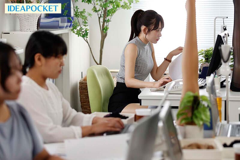 パンストフェチを買われストッキング開発部に配属 好きすぎて勃起し集中できない僕を教育係の先輩がパンスト美脚で抜いてくれる 古乃ほの