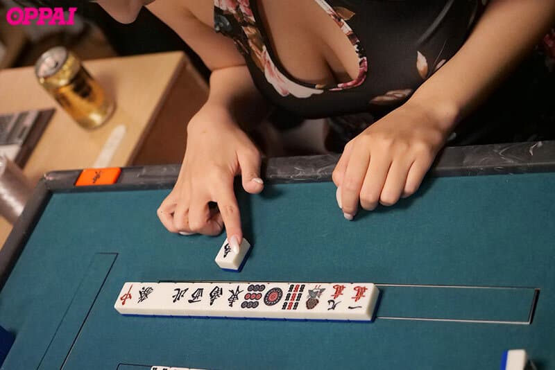 酔った勢いの悪ノリ脱衣麻雀が…罰ゲームのエロコス着て豹変した豪運痴女に僕ら全員ひんむかれ、精子払いを強要されたドスケベ徹マン役満追撃で濃厚パイズリ＆強●中出し 役野満里奈