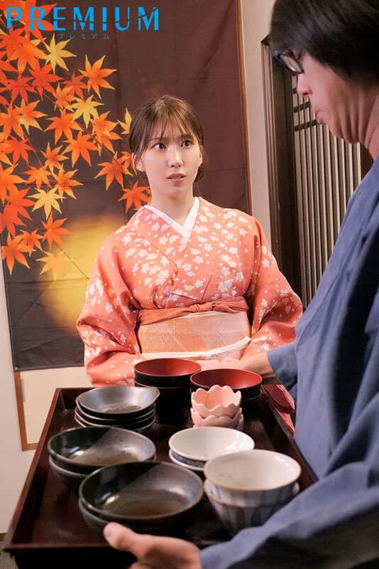 夫婦経営する旅館でオヤジ客の晩酌に呼び出され…朝を迎えても終わらない中出し接待に堕ちた妻 山岸あや花