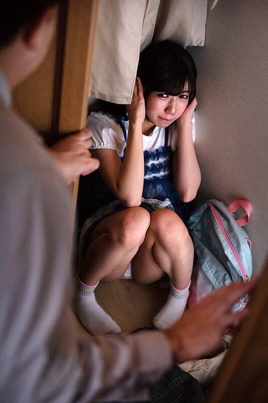 強●回避かくれんぼ お父さんとお義母さんが居ない間に、知らないおじさん達がやってきました。怖かったので、逃げました。押し入れにも隠れました。でも、捕まってしまいました…。 日向由奈