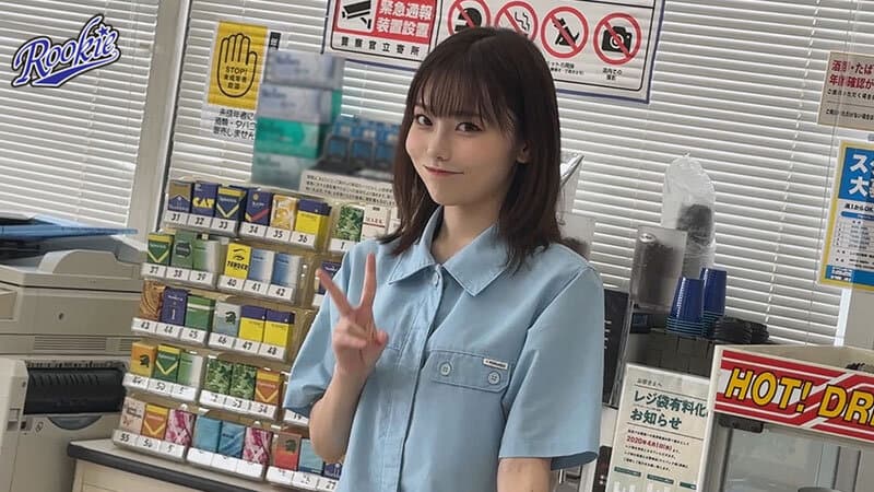 性欲溢れたコンビニバイト彼女は客がいるのにバイトテロ密会＆時短エロ奉仕でザーメンぶっこ抜き！！仕事終わりも変態オマ●コフル稼働でハメまくる24時間ド発情営業。 秋元さちか