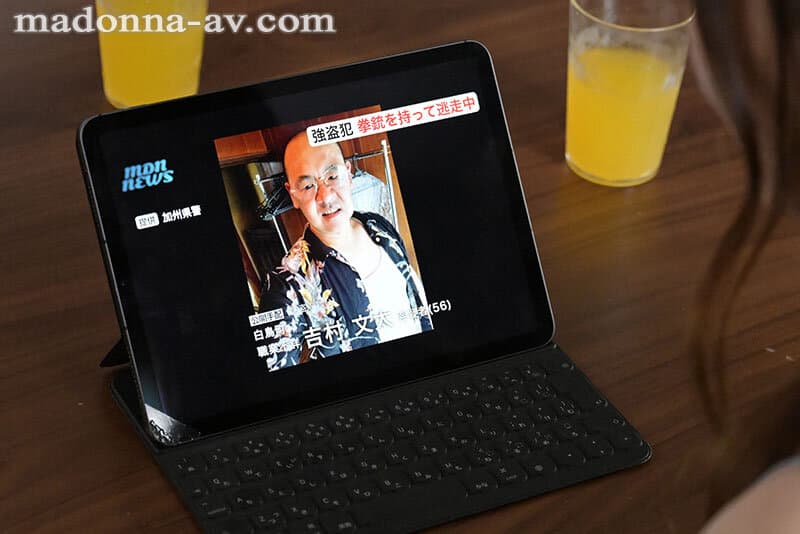 最愛の母が強盗にレ×プされ続けるのを僕は勃起しながら眺める事しか出来なかった―。 松本翔子