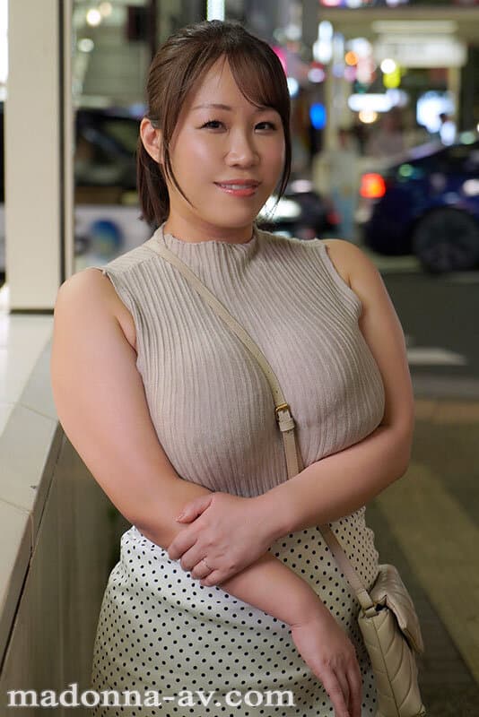 これぞ爆乳、これぞ名器―。 どんな男も3分でイキ果ててしまうLカップ人妻 豊田怜花 43歳 AV DEBUT
