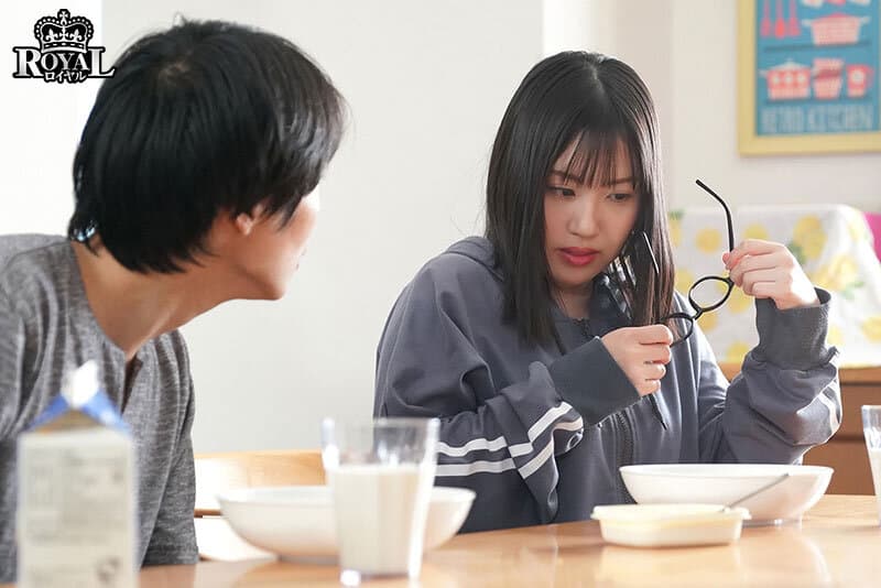 僕の姉は地味で控えめですが、眼鏡を外すと、絶世の美女で我慢できず迫ったら素股からの生挿入で初中出しをさせてくれました。 夕木こいろ