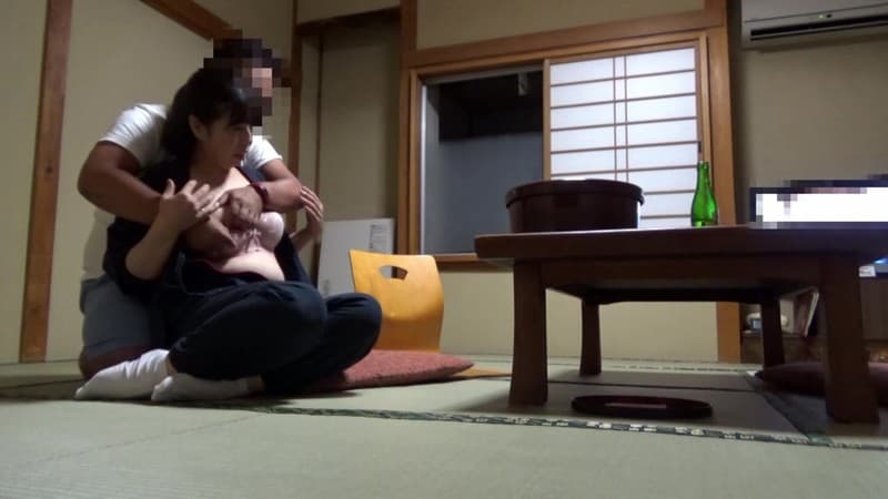 美人と評判の仲居さんがいる旅館に行って仲居さんを強引に口説いてハメ倒した盗撮映像9