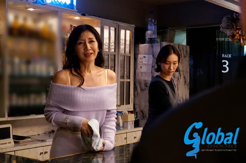 伊織涼子デビュー15周年記念特別作品 愛と欲望の熟女スナック物語 快楽を貪り淫らに乱れるイヤラし過ぎる痴態！ 男たちを誘惑する美魔女ママが魅せる秘密のスケベ性接待！！ 伊織涼子