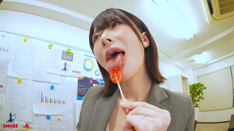 【ベロ接吻セクハラ】残業中、2人きりの社内でよだれダラダラ濡れ長舌をねじ込み密着濃厚ベロちゅうしながら若手精子を搾り取る人妻巨乳女上司 辻井ほのか