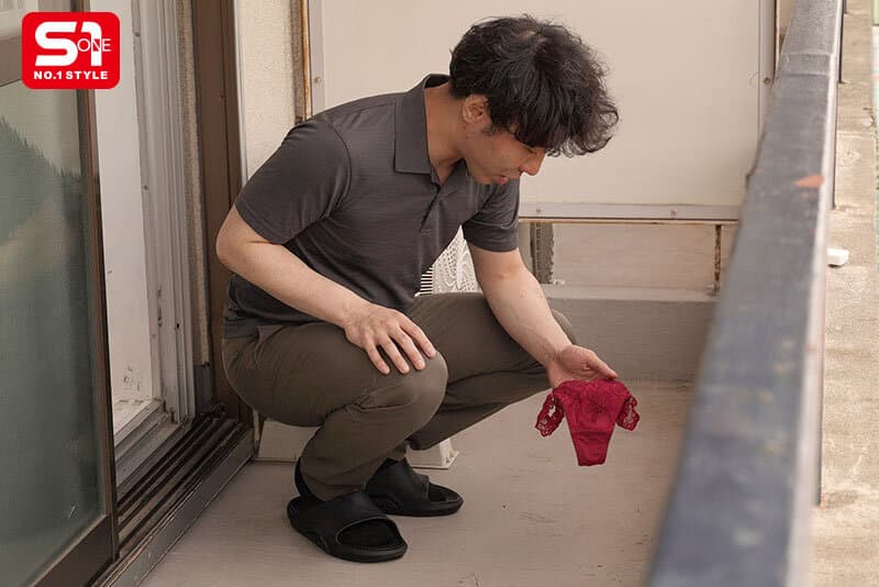 風で飛んできた下着を返しにいくたびに 谷間丸出しで微笑んでくる隣人のLカップお姉さん 鷲尾めい