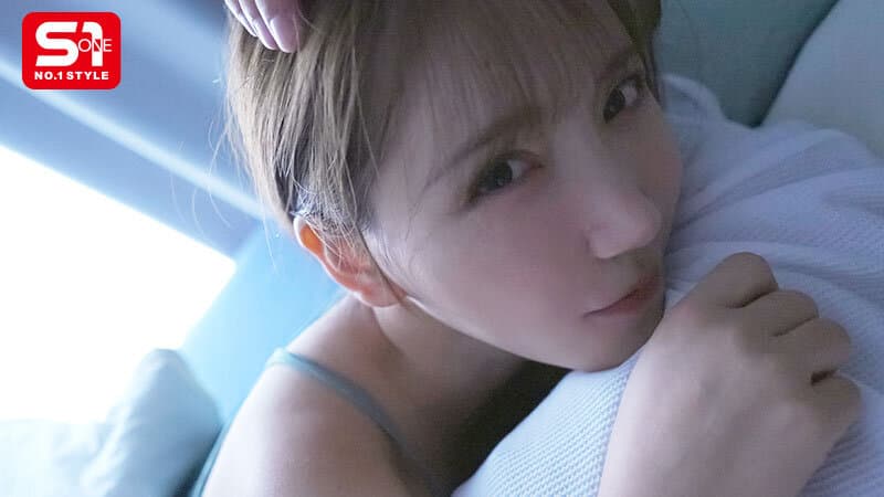 ヤリサーの男達に雑に寝取られといてピースなんかすんなよ… 僕の大切な年下彼女が大学のチャラ男たちとノリノリSEXを楽しんでいた…。 三田真鈴