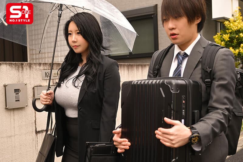 面倒見が良く優しいKカップの女上司とまさかの相部屋 AM0:00 酔った先輩は童貞の僕でも押せばヤレそうです みなみ羽琉