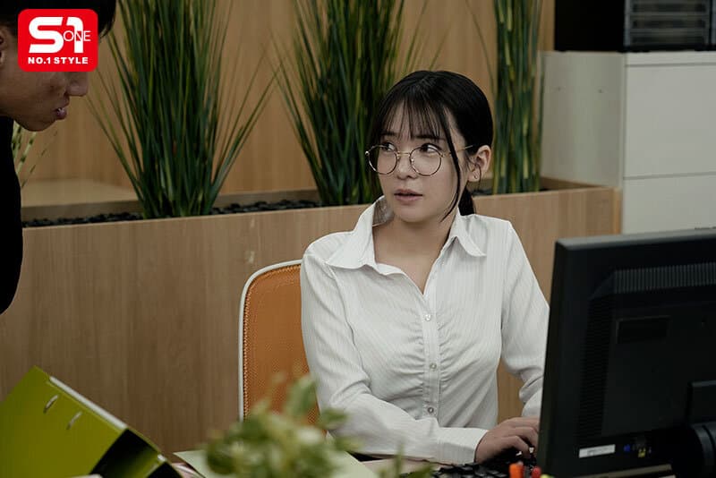 大人しい新入女子社員を一泊出張に同行させ相部屋に連れ込むと…まさかのド淫乱メスに変身して精液透明になるまで絞りヌカれた… 乃坂ひより