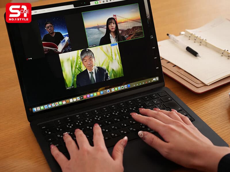 上半身は仕事着、下半身は丸出しでリモート会議するズボラお姉ちゃんの半裸在宅勤務がたまらない！！ 明日葉みつは