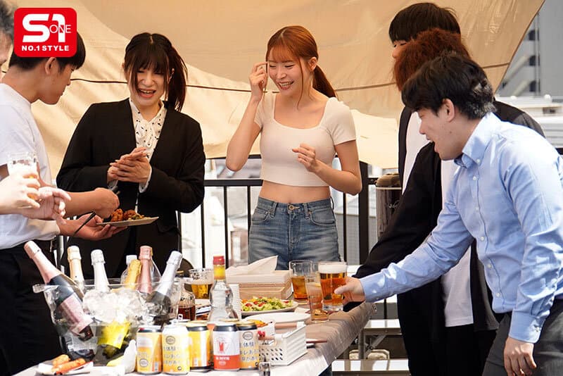 会社バーベキューであれよあれよと社員全チ●ポに股を開いちゃう…お酒で激チョロOL（しかも既婚者） 笹倉彩