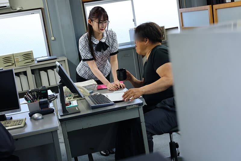 中小建設会社に勤める事務員の真面目な彼女が、肉体労働者に犯●れ、見た目も自尊心も壊されていく…この後、めちゃくちゃベロキス種付け連続中出しされた話… 千川とわ